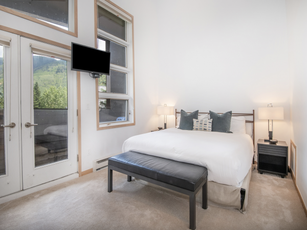 Luxury Vail Village 4 Bedroom Vacation Condo - Walk to Lifts